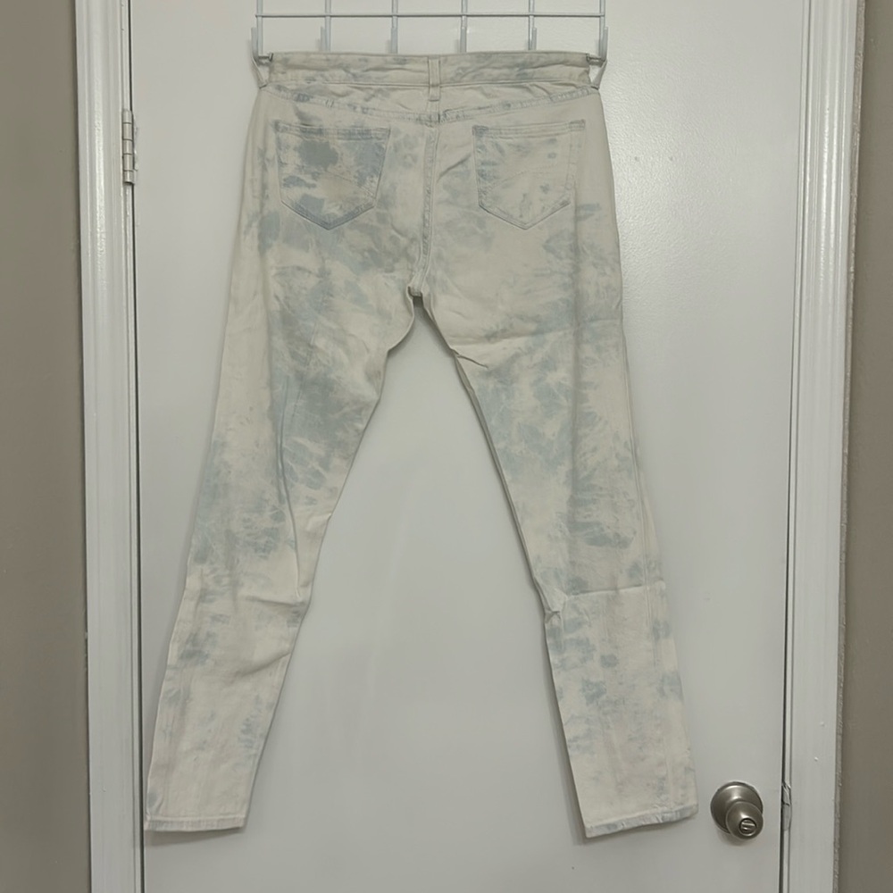 Women’s Light Acid Wash Jeans